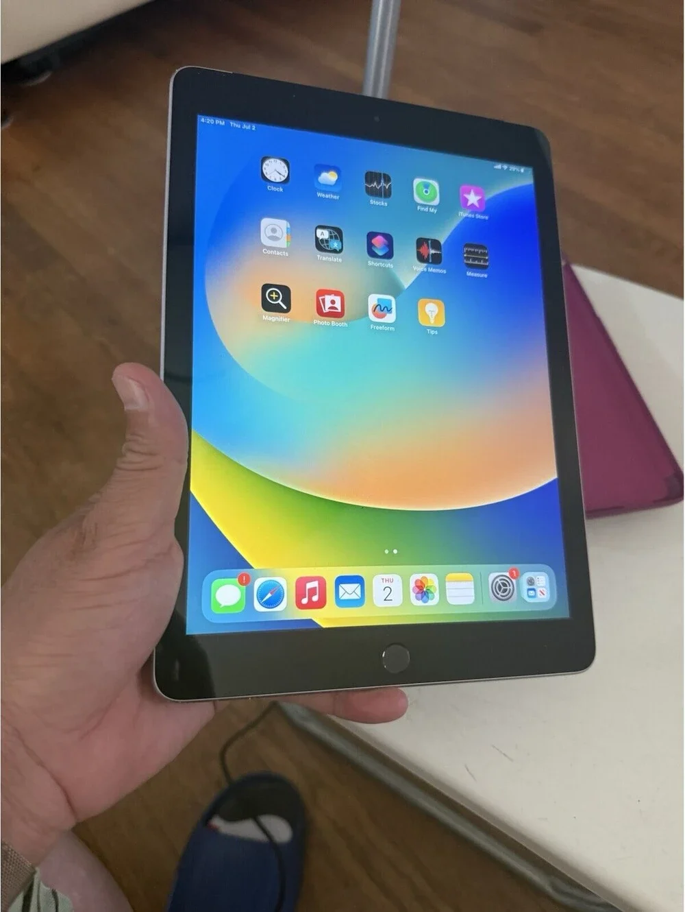 Apple iPad (5th Gen) A1823 32GB Wi-Fi + Cellular Tablet  Space Gray Good Cond